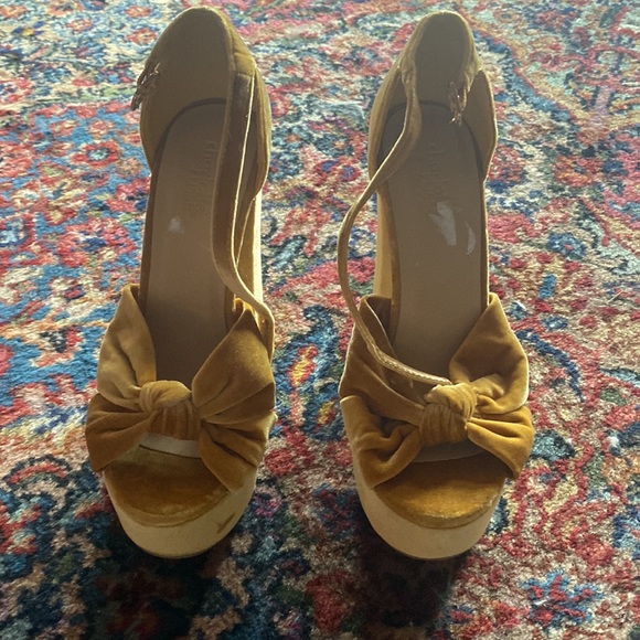 Charlotte Ruse yellow velvet platform - Picture 3 of 7